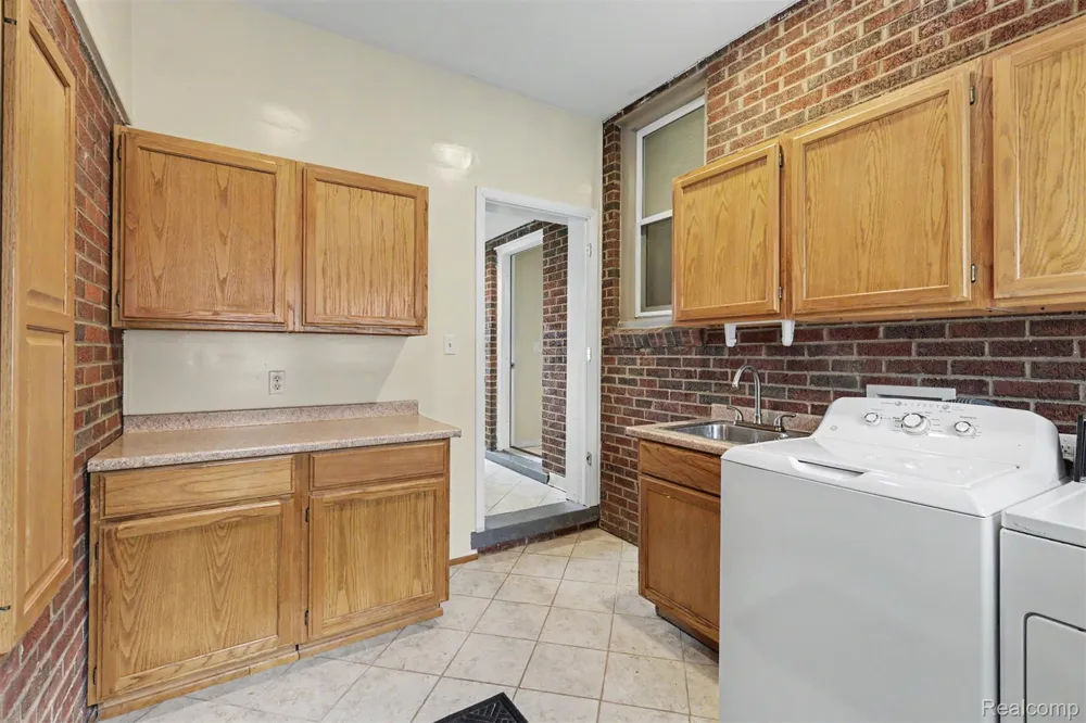 7136 Rosedale Boulevard Allen Park City, MI 48101