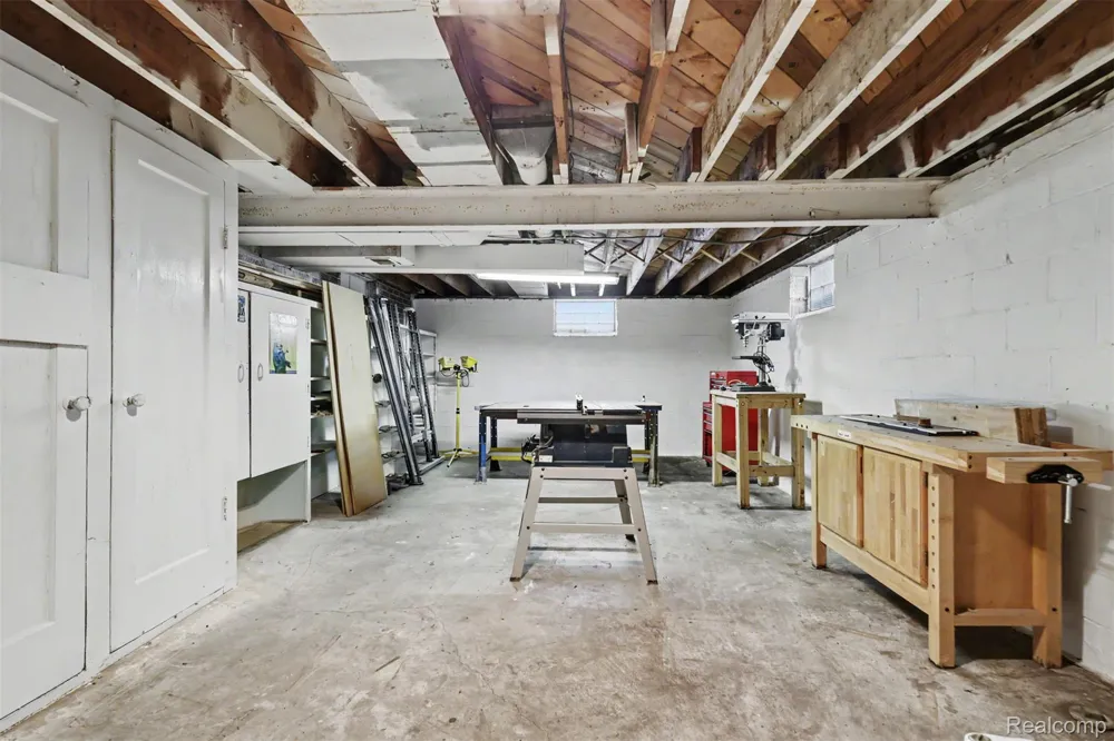 7136 Rosedale Boulevard Allen Park City, MI 48101