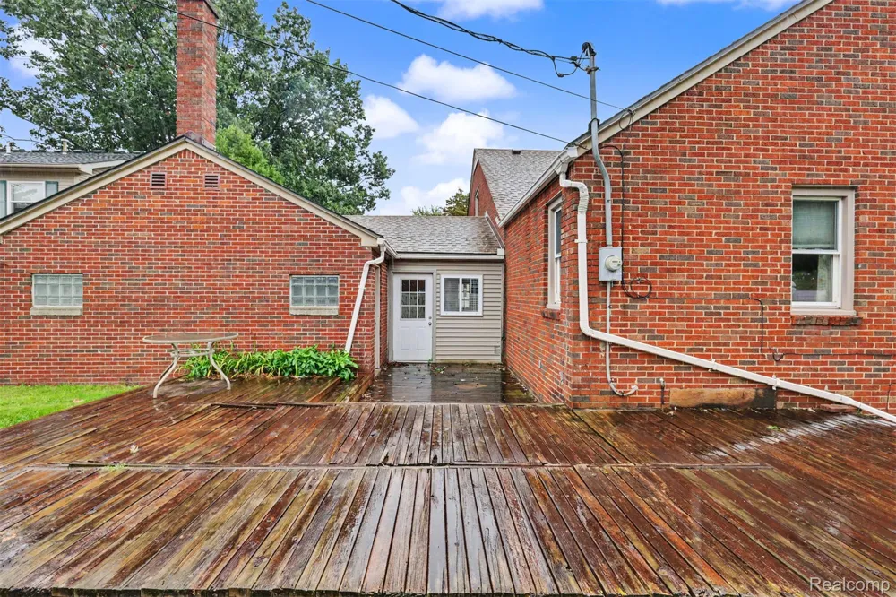 7136 Rosedale Boulevard Allen Park City, MI 48101