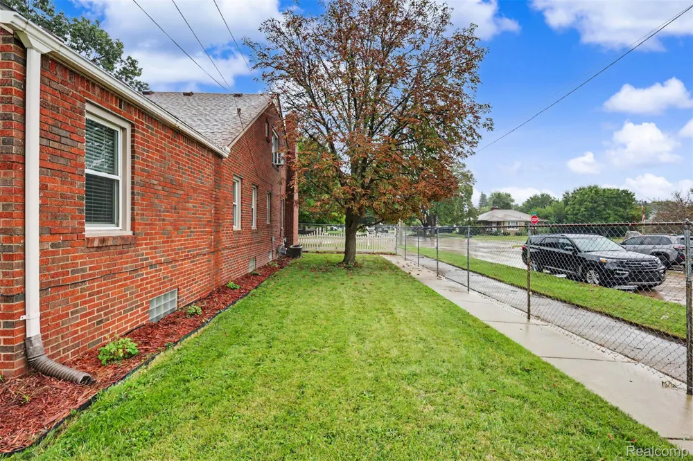 7136 Rosedale Boulevard Allen Park City, MI 48101