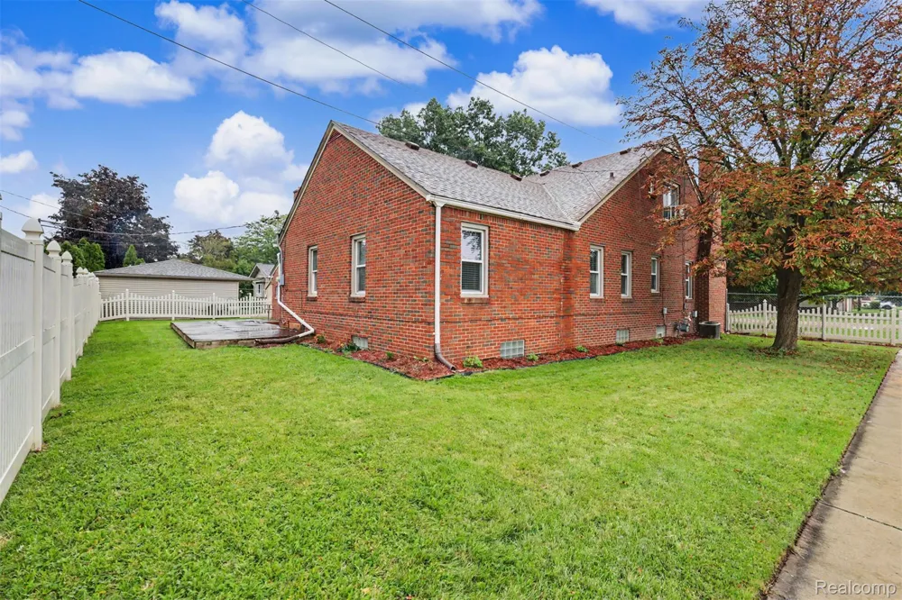 7136 Rosedale Boulevard Allen Park City, MI 48101