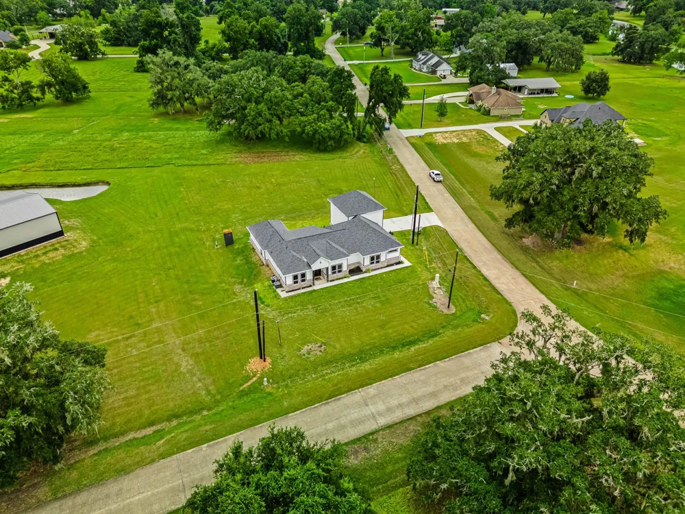 500 Campfire Trail Angleton, TX 77515