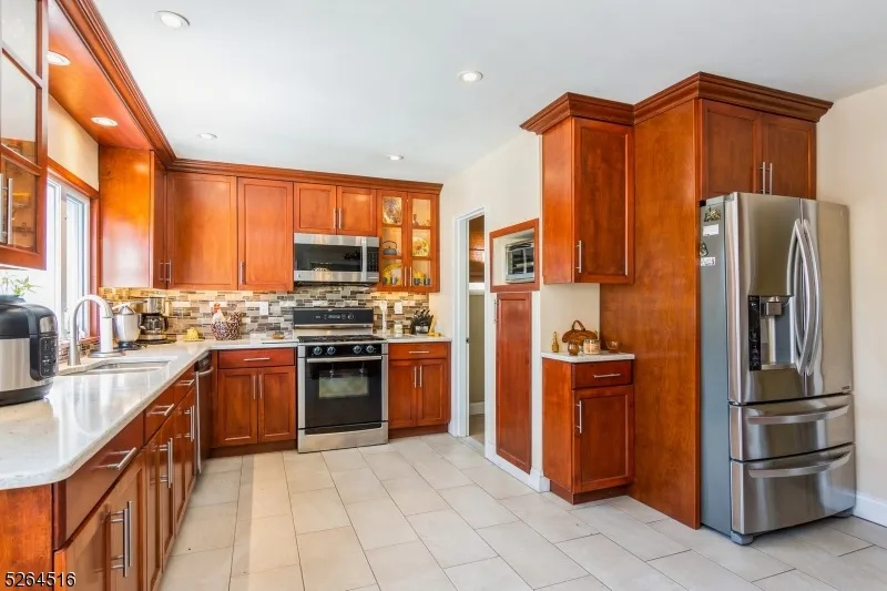 719 W Blancke St Linden City, NJ 07036