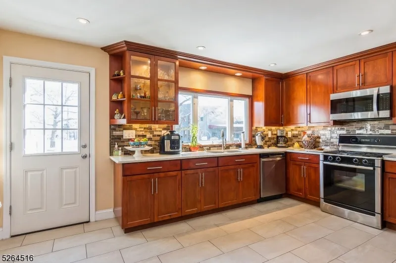 719 W Blancke St Linden City, NJ 07036