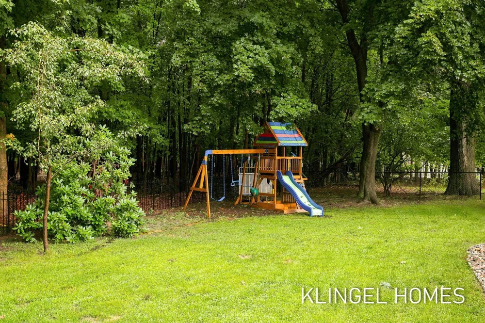 4261 Lin Nan Lane Norton Shores, MI 49441