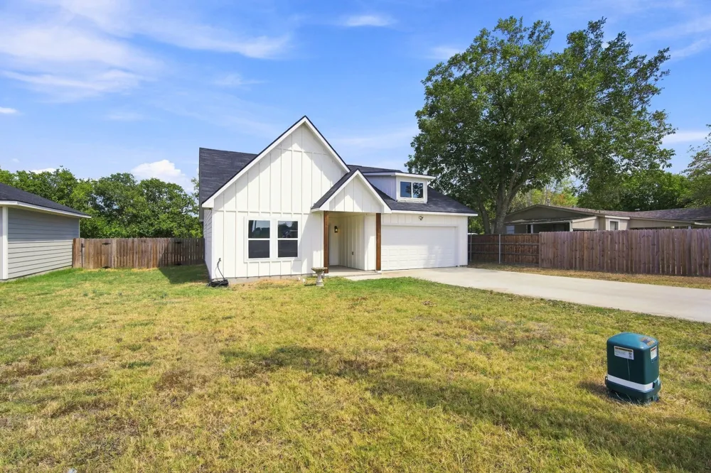 370 Third Avenue Milford, TX 76670