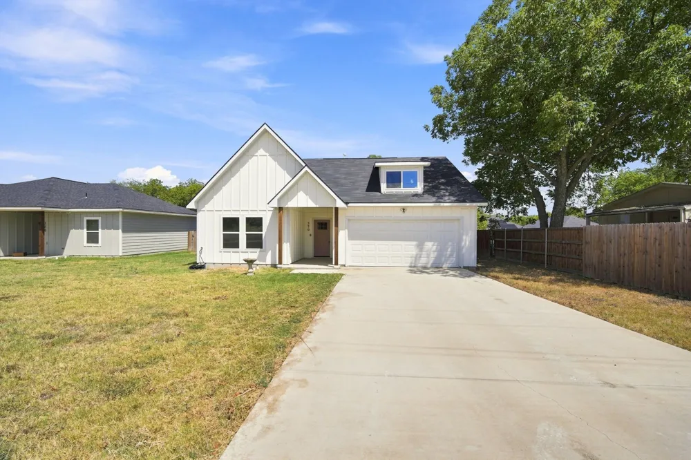 370 Third Avenue Milford, TX 76670