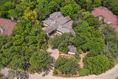 301 Crestwood Drive