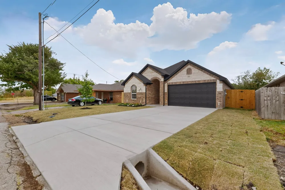 909 Meriott Street Ennis, TX 75119