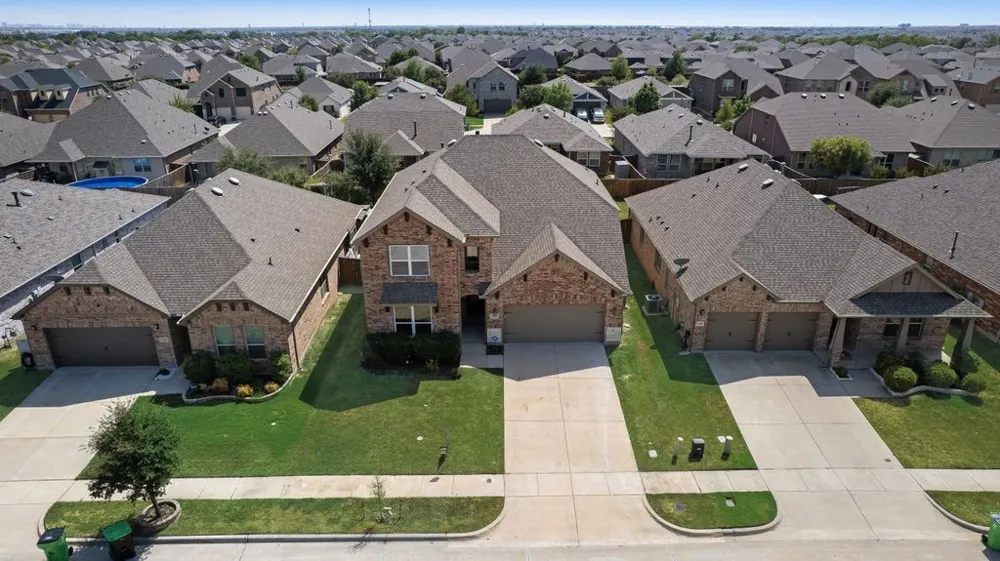 1704 Alton Way Aubrey, TX 76227