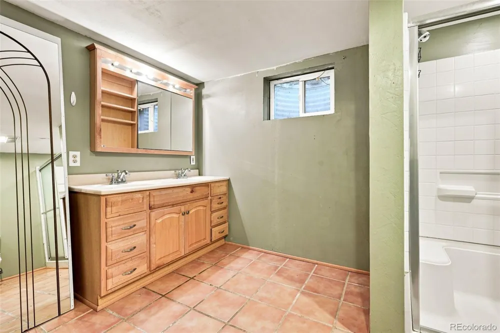 857 Iola Street Aurora, CO 80010