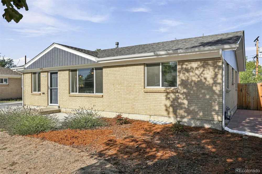 857 Iola Street Aurora, CO 80010