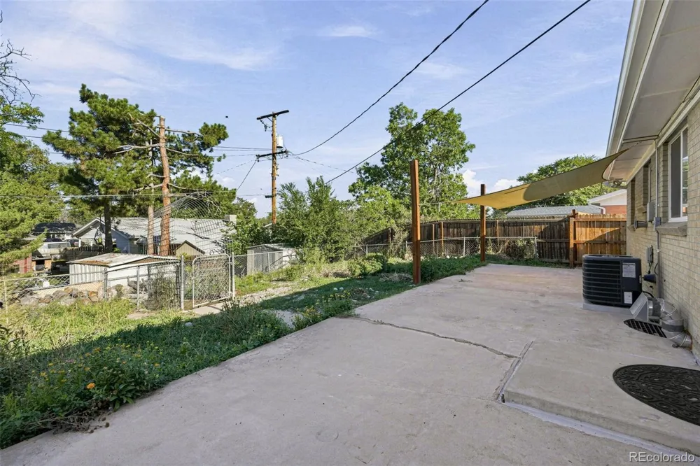 857 Iola Street Aurora, CO 80010