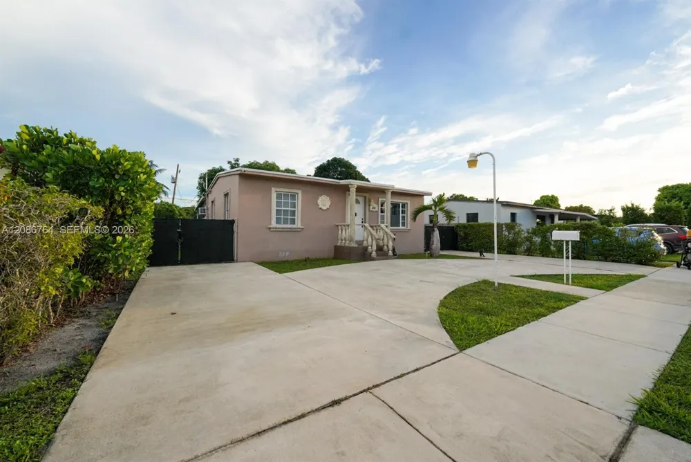 358 E 45th St Hialeah, FL 33013