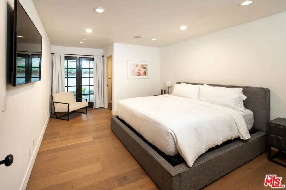 9101 St Ives Drive Los Angeles, CA 90069