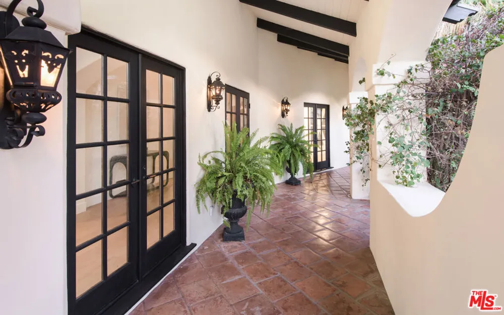 9101 St Ives Drive Los Angeles, CA 90069