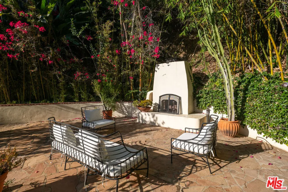 9101 St Ives Drive Los Angeles, CA 90069
