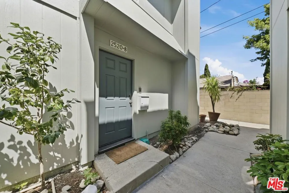 2520 Arizona Avenue #8 Santa Monica, CA 90404