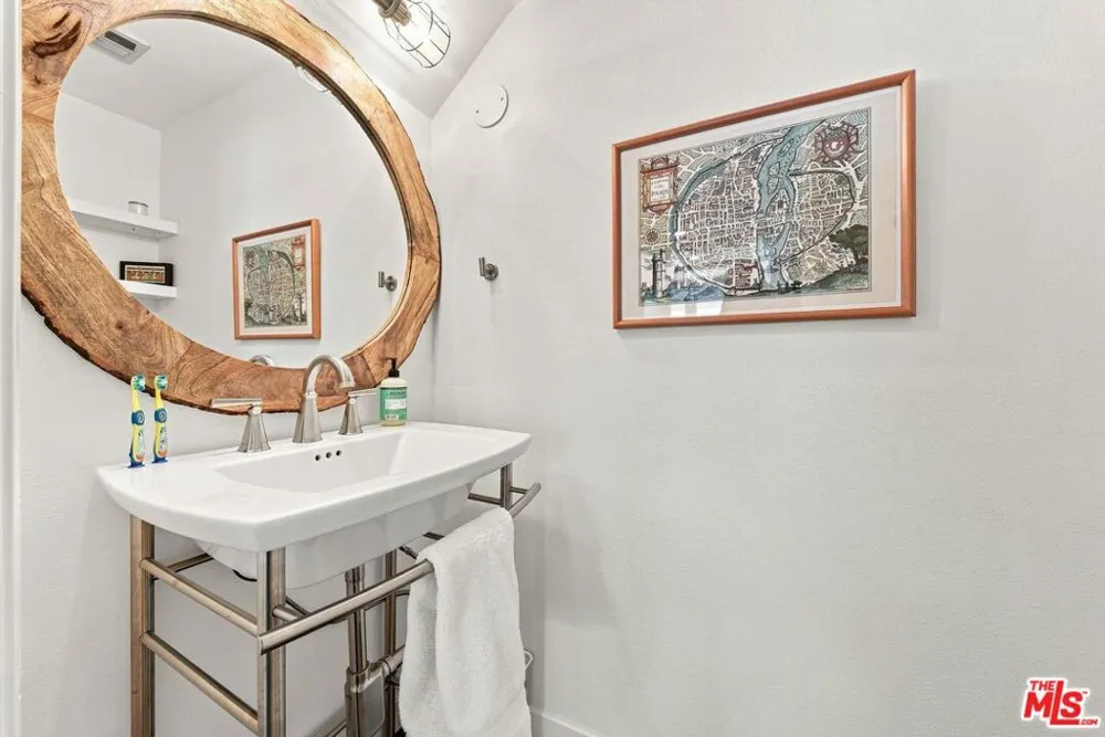 2520 Arizona Avenue #8 Santa Monica, CA 90404