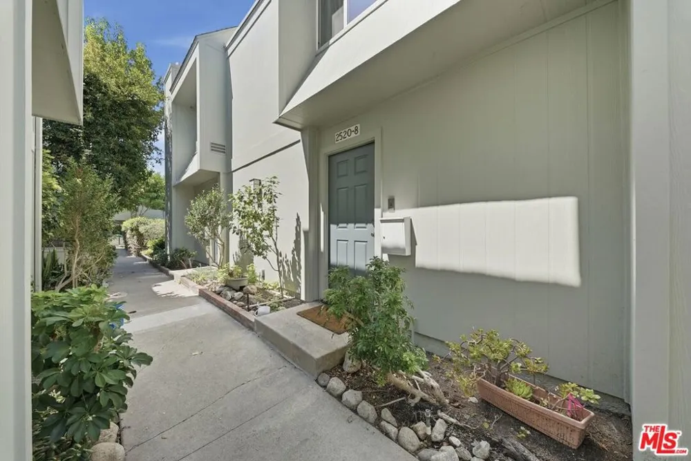 2520 Arizona Avenue #8 Santa Monica, CA 90404