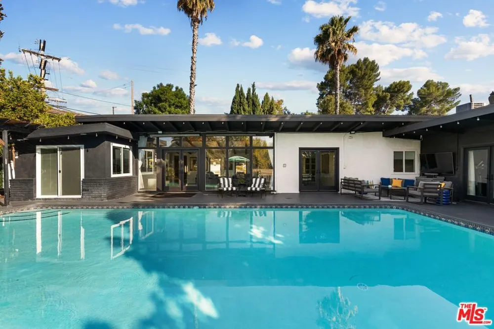 22505 Macfarlane Drive Los Angeles, CA 91364