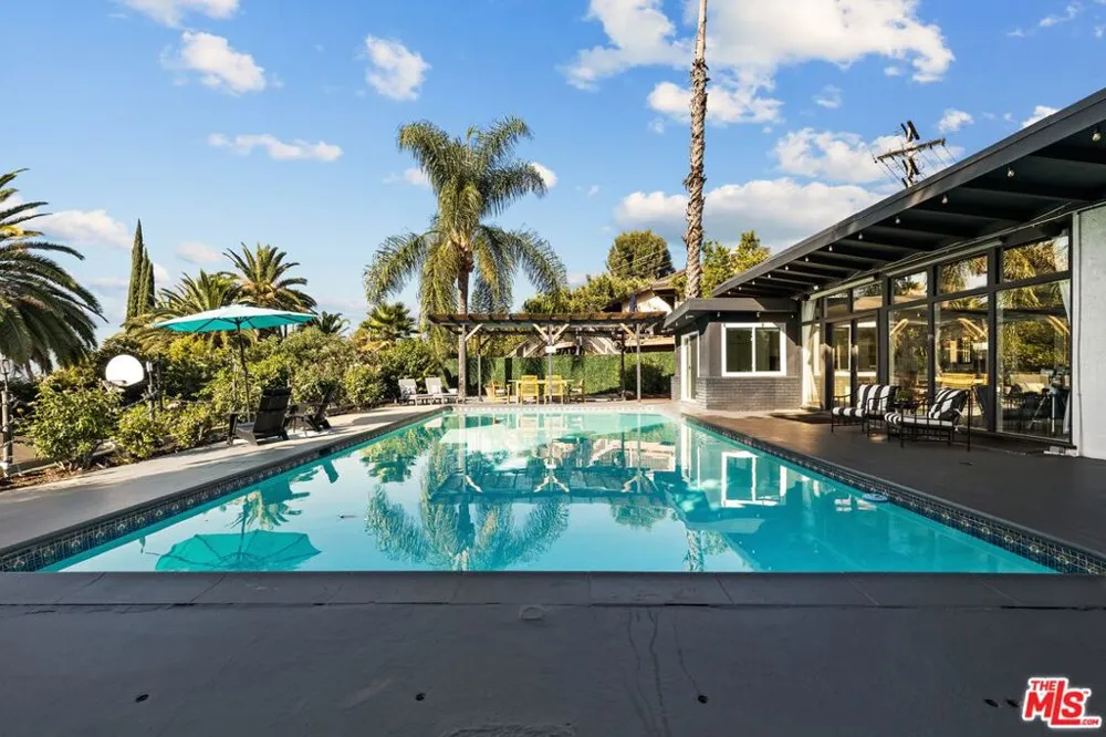 22505 Macfarlane Drive Los Angeles, CA 91364