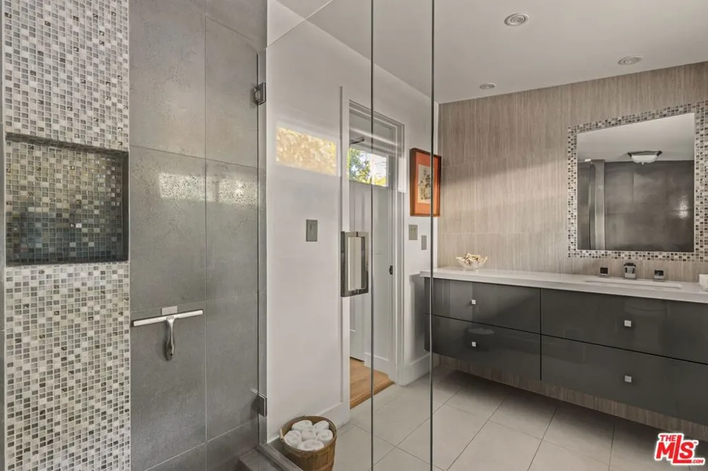 22505 Macfarlane Drive Los Angeles, CA 91364
