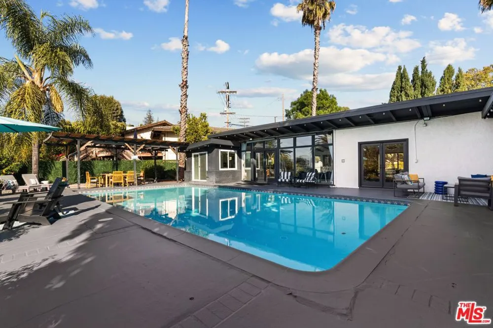22505 Macfarlane Drive Los Angeles, CA 91364