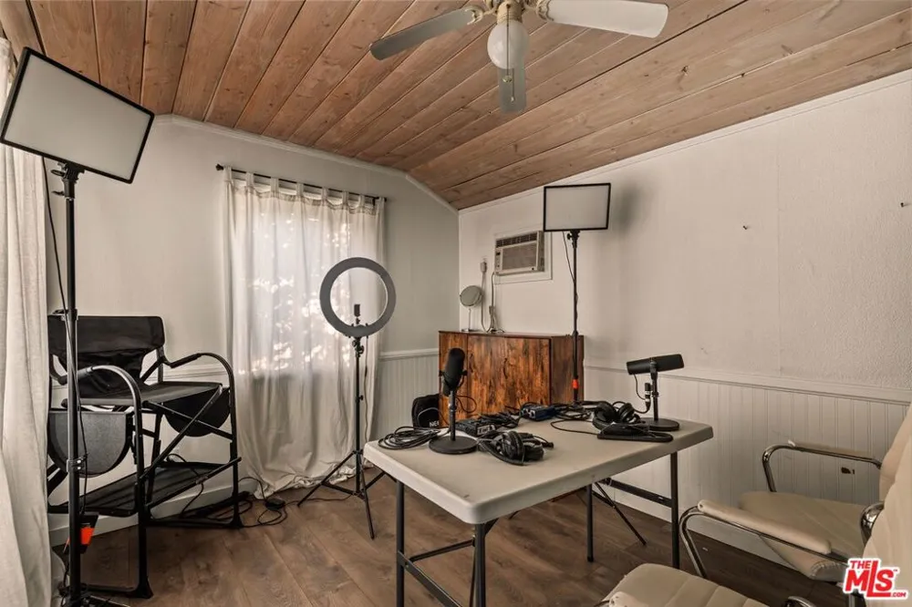 22505 Macfarlane Drive Los Angeles, CA 91364