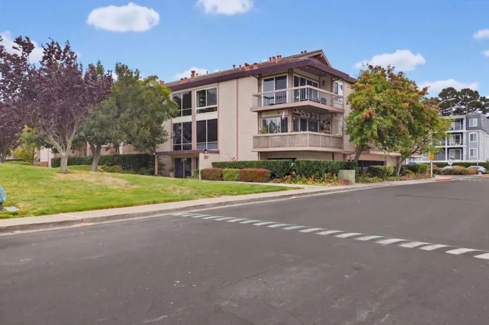 707 Fathom Drive #208 San Mateo, CA 94404