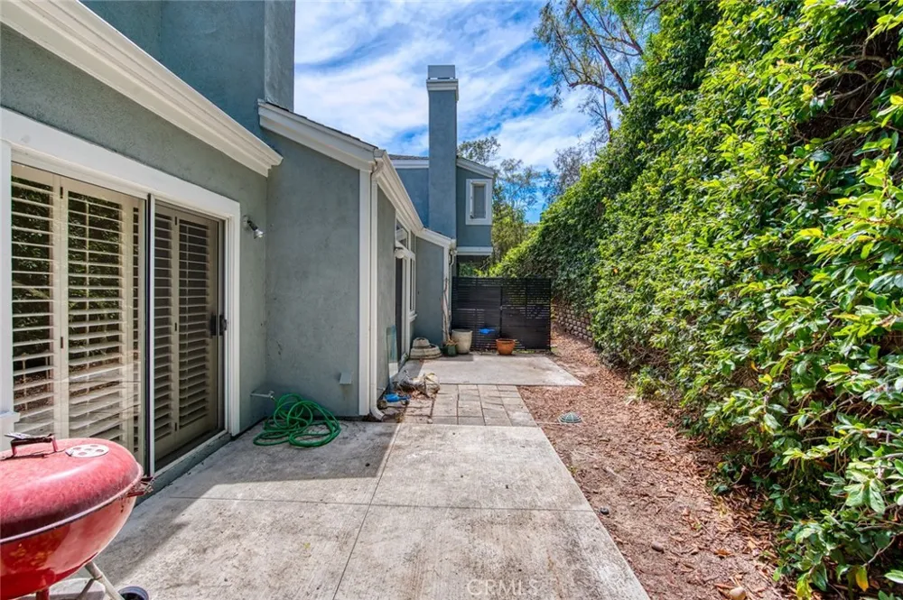 205 Santa Rosa Court Laguna Beach, CA 92651