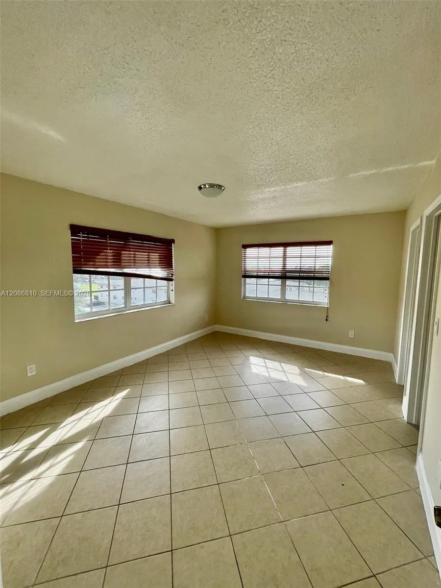 1035 W 77th St #412 Hialeah, FL 33014