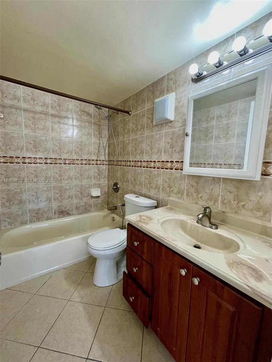1035 W 77th St #412 Hialeah, FL 33014