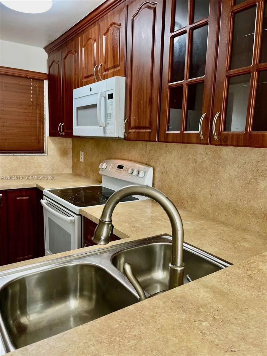 1035 W 77th St #412 Hialeah, FL 33014