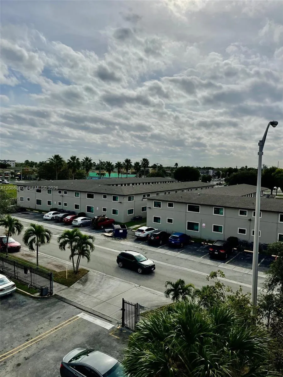 1035 W 77th St #412 Hialeah, FL 33014