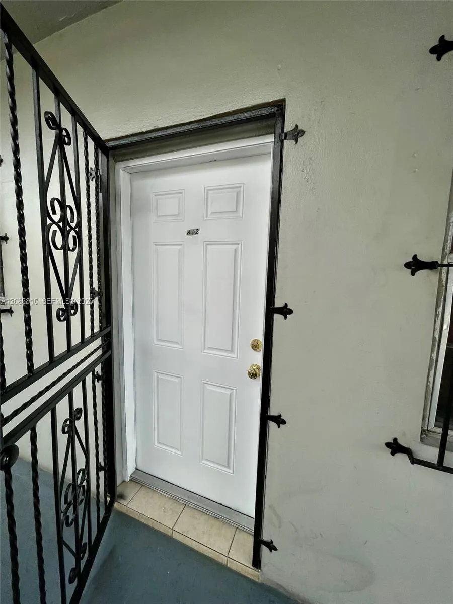 1035 W 77th St #412 Hialeah, FL 33014