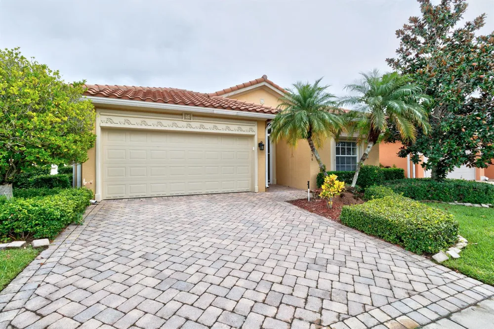 6396 LENNOX LANE Vero Beach, FL 32966