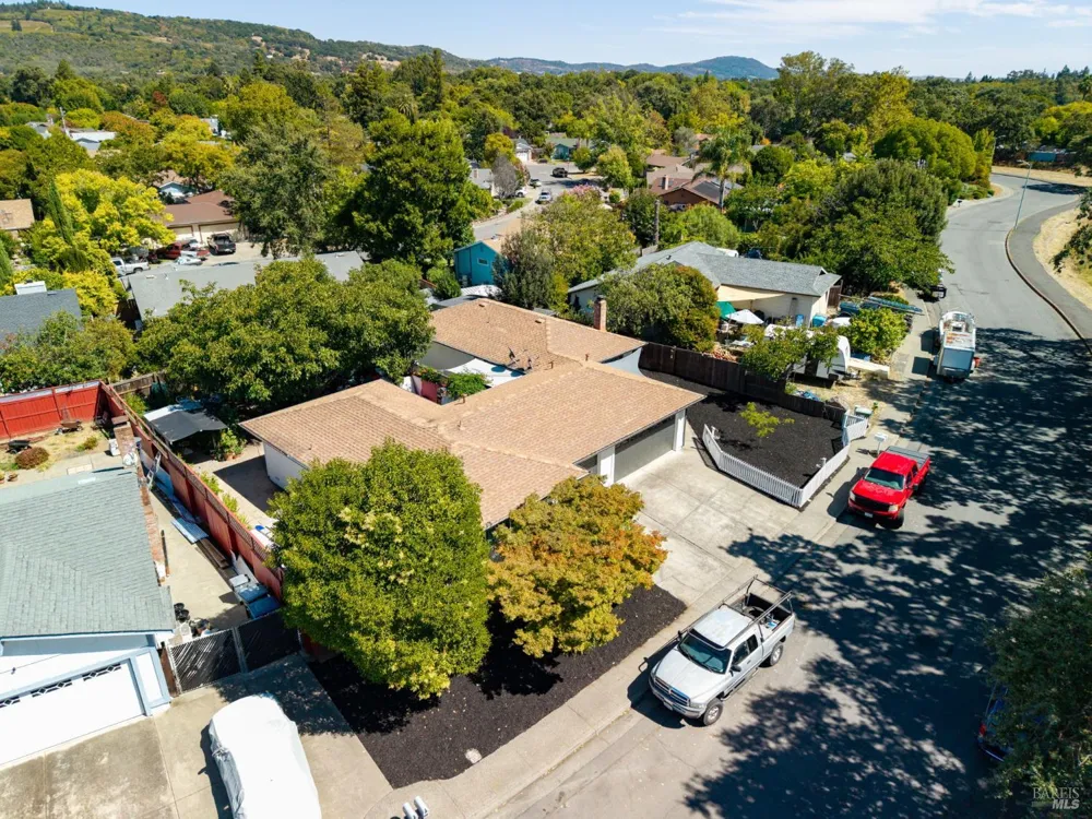 18811 Park Tree Lane El Verano, CA 95476