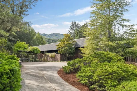 6 Thunderbird Drive