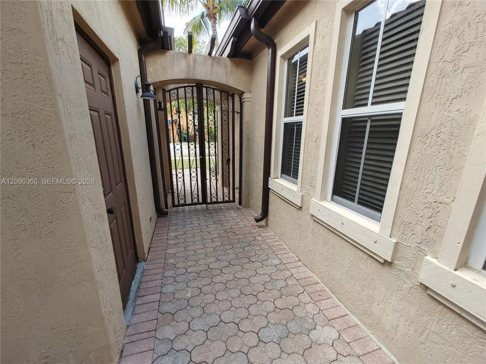 15243 SW 28 TE Miami, FL 33185