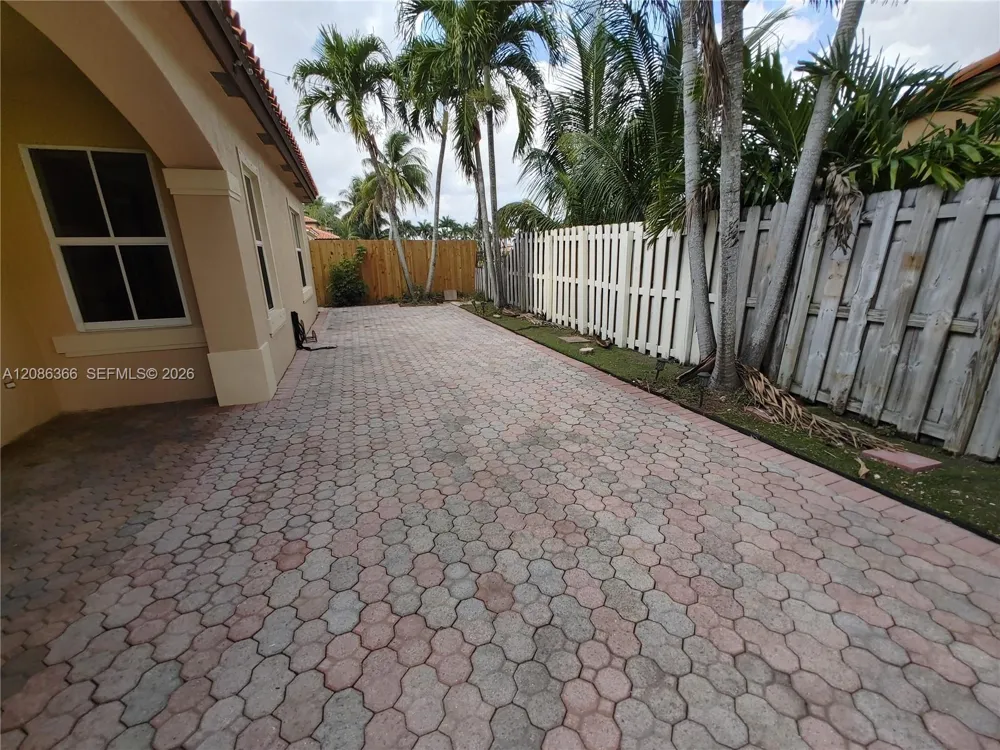 15243 SW 28 TE Miami, FL 33185