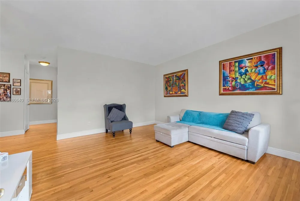 320 85th St #15 Miami Beach, FL 33141