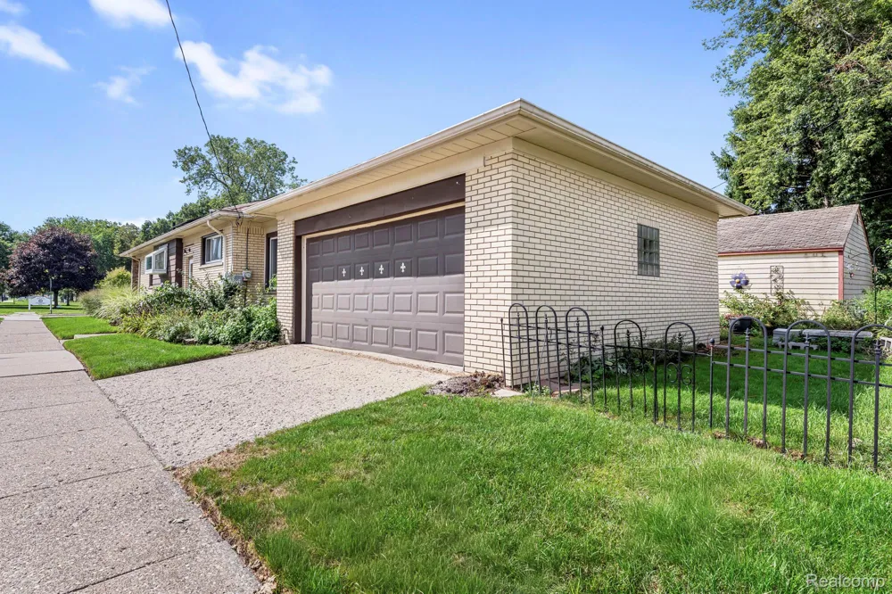 19202 Champaign Road Allen Park City, MI 48101