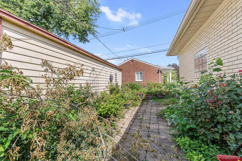 19202 Champaign Road Allen Park City, MI 48101