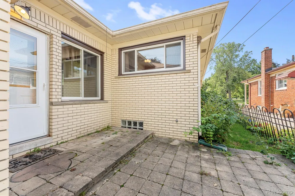19202 Champaign Road Allen Park City, MI 48101