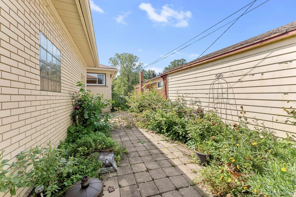 19202 Champaign Road Allen Park City, MI 48101