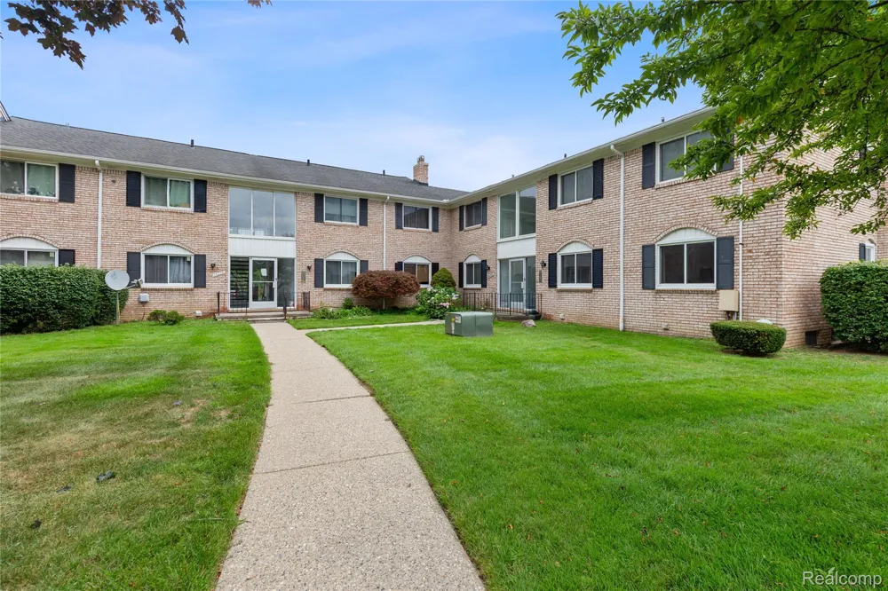 14200 Ivanhoe Drive #159 Sterling Heights City, MI 48312