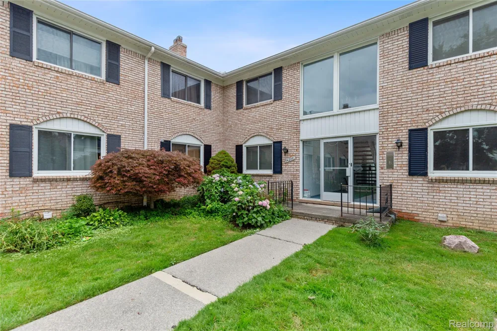14200 Ivanhoe Drive #159 Sterling Heights City, MI 48312
