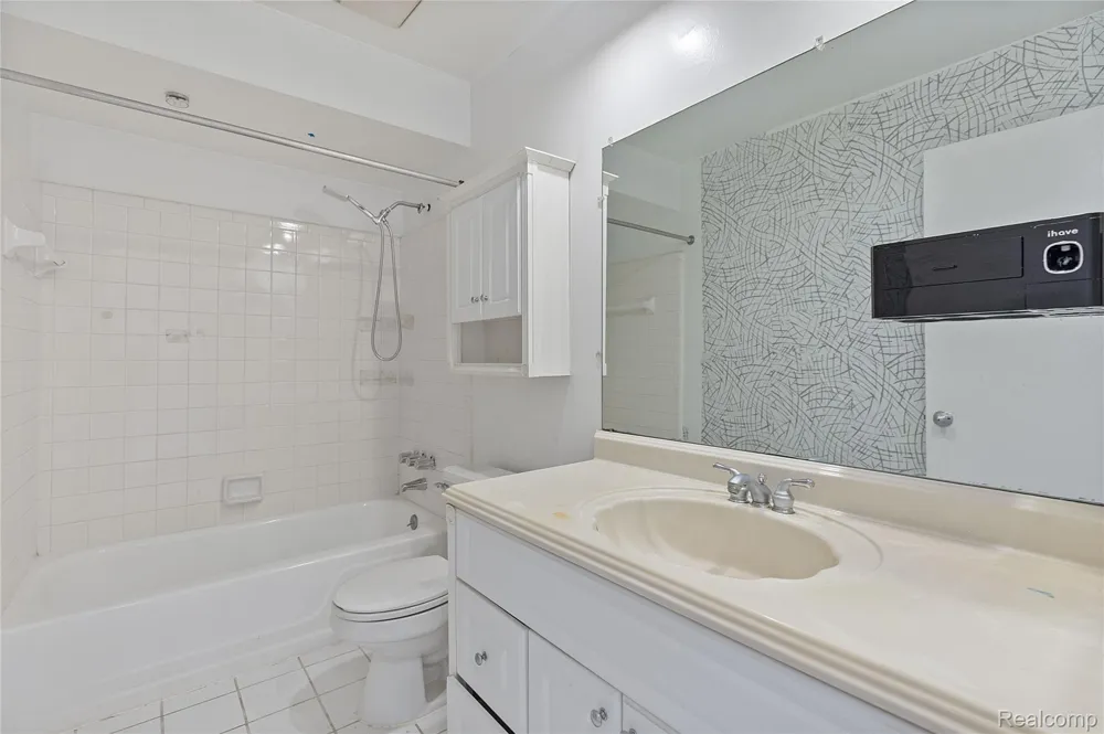 14200 Ivanhoe Drive #159 Sterling Heights City, MI 48312