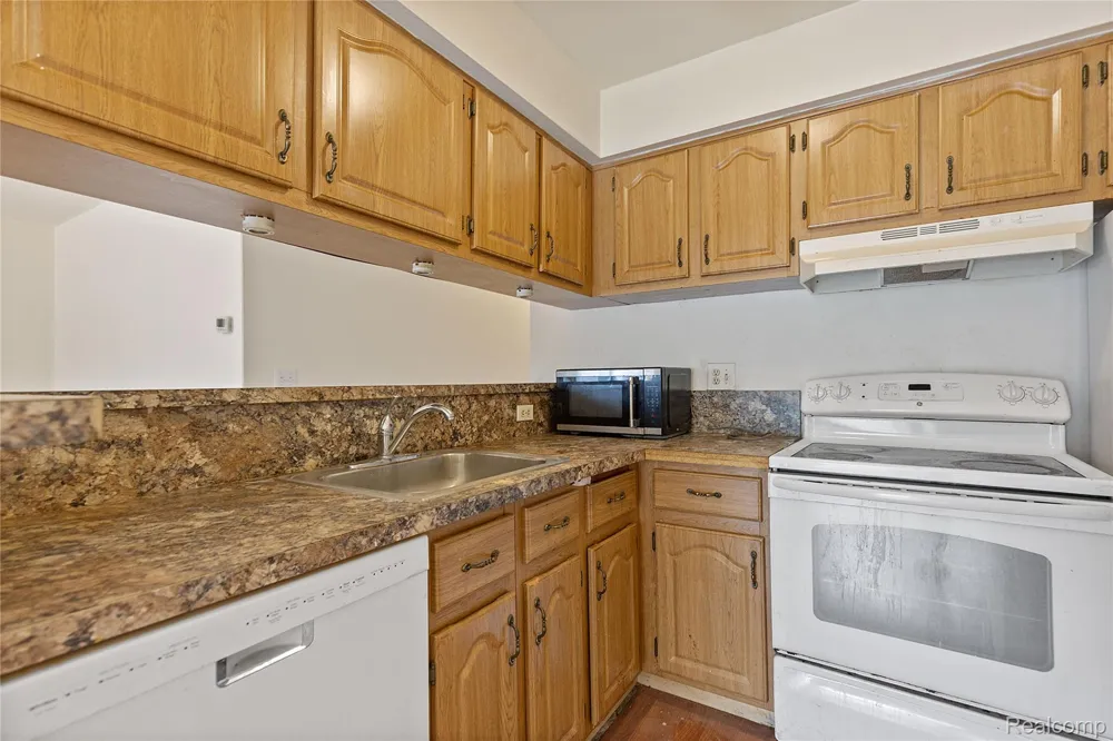 14200 Ivanhoe Drive #159 Sterling Heights City, MI 48312